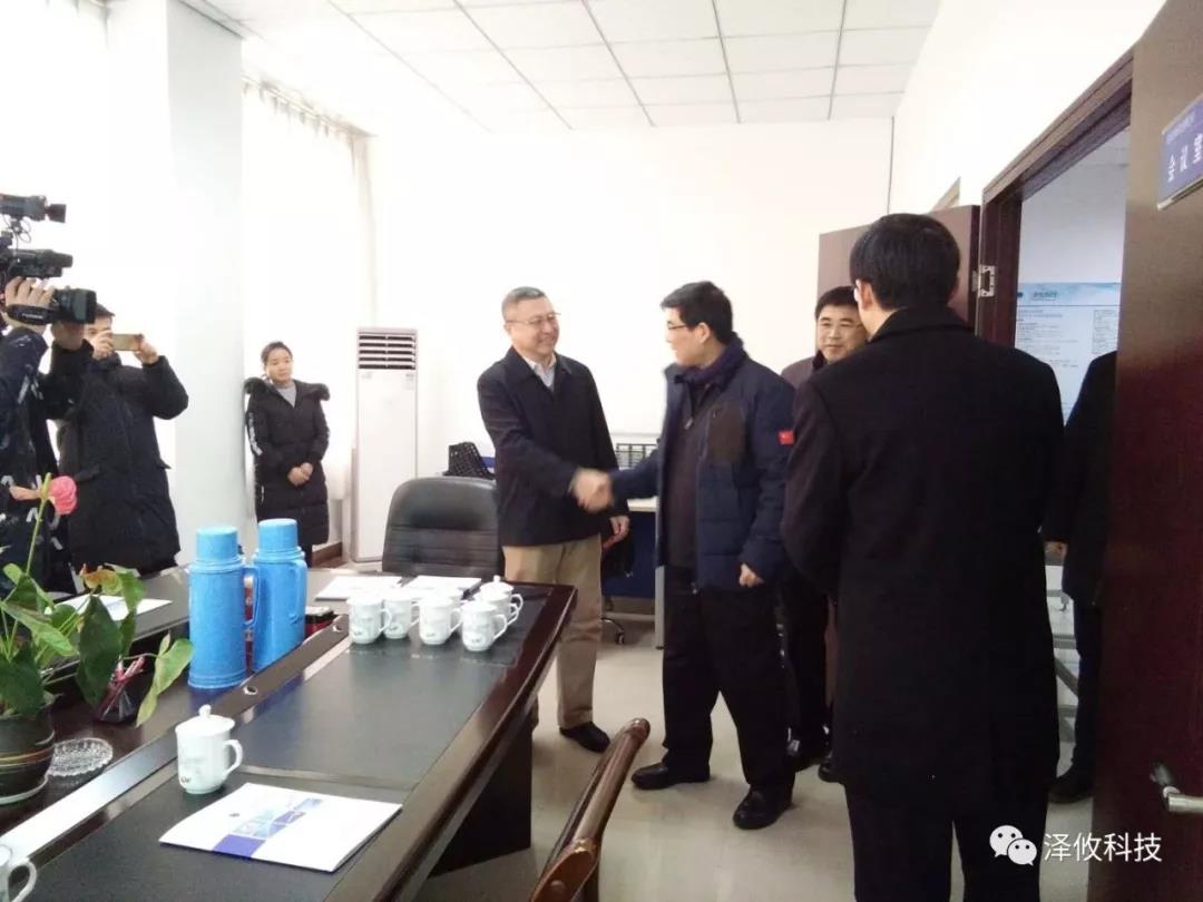 銅陵市市委書記李猛蒞臨澤攸科技慰問指導(圖1) 銅陵市市委書記李猛蒞臨澤攸科技慰問指導