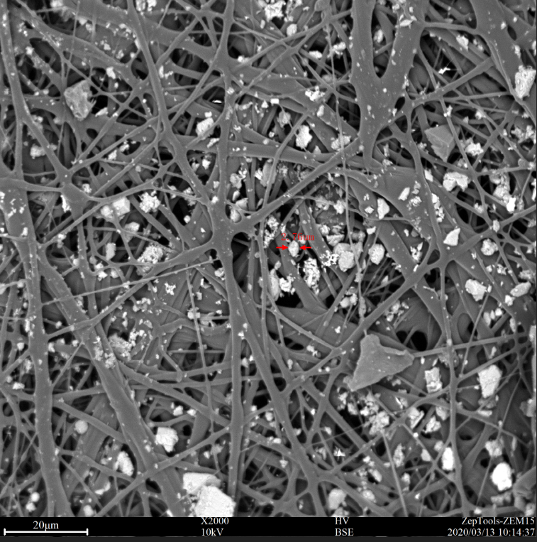 模擬高污染環境下佩戴過的口罩中間過濾層的掃描電鏡圖片 模擬高污染環境下佩戴過的口罩中間過濾層的掃描電鏡圖片