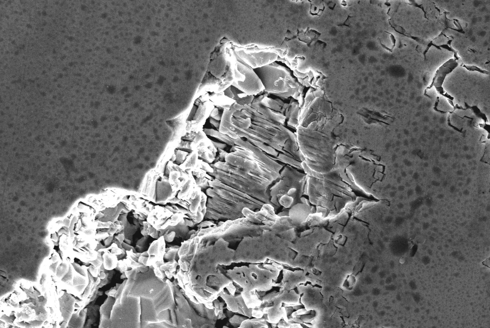 圖a 金屬破碎區域二次電子圖像.png