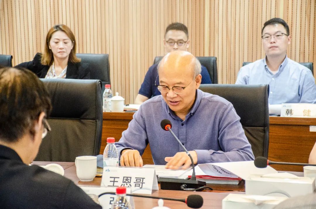 專家組組長王恩哥院士主持項目實施方案論證環節